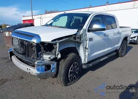 2016 Toyota Tundra 1794 5.7L V8 из США, поврежденный, VIN 5TFAY5F19GX501917